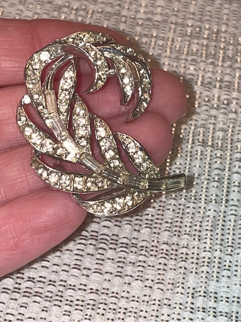 USN- Leaf Brooch - Sparkling Silver Tone